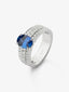 Anillo de oro blanco de 18K con zafiro azul royal en talla oval de 2,53 cts, 44 diamantes en talla brillante con un total de 0,37 cts y 22 en talla princesa con un total de 0,58 cts