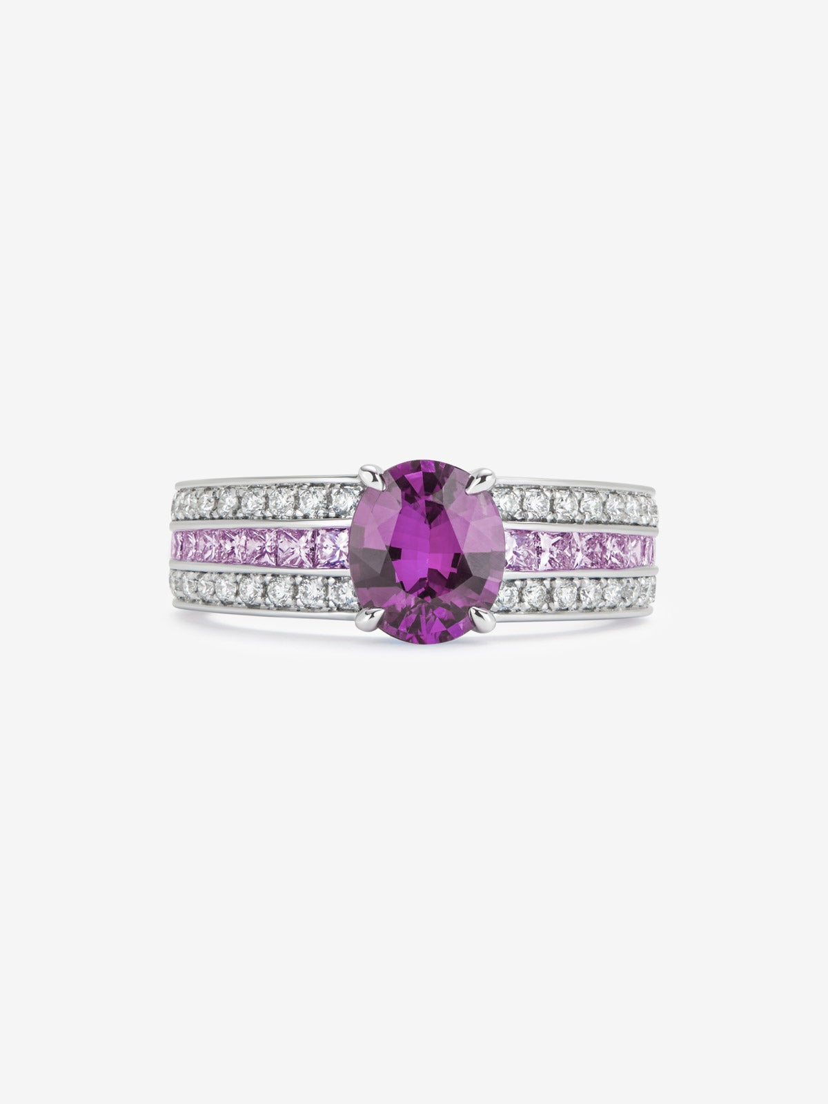 Anillo de oro blanco de 18K con zafiro rosa en talla oval de 1,7 cts, 12 zafiros rosas en talla princesa con un total de 2 cts y diamantes en talla brillante con un total de 0,3 cts