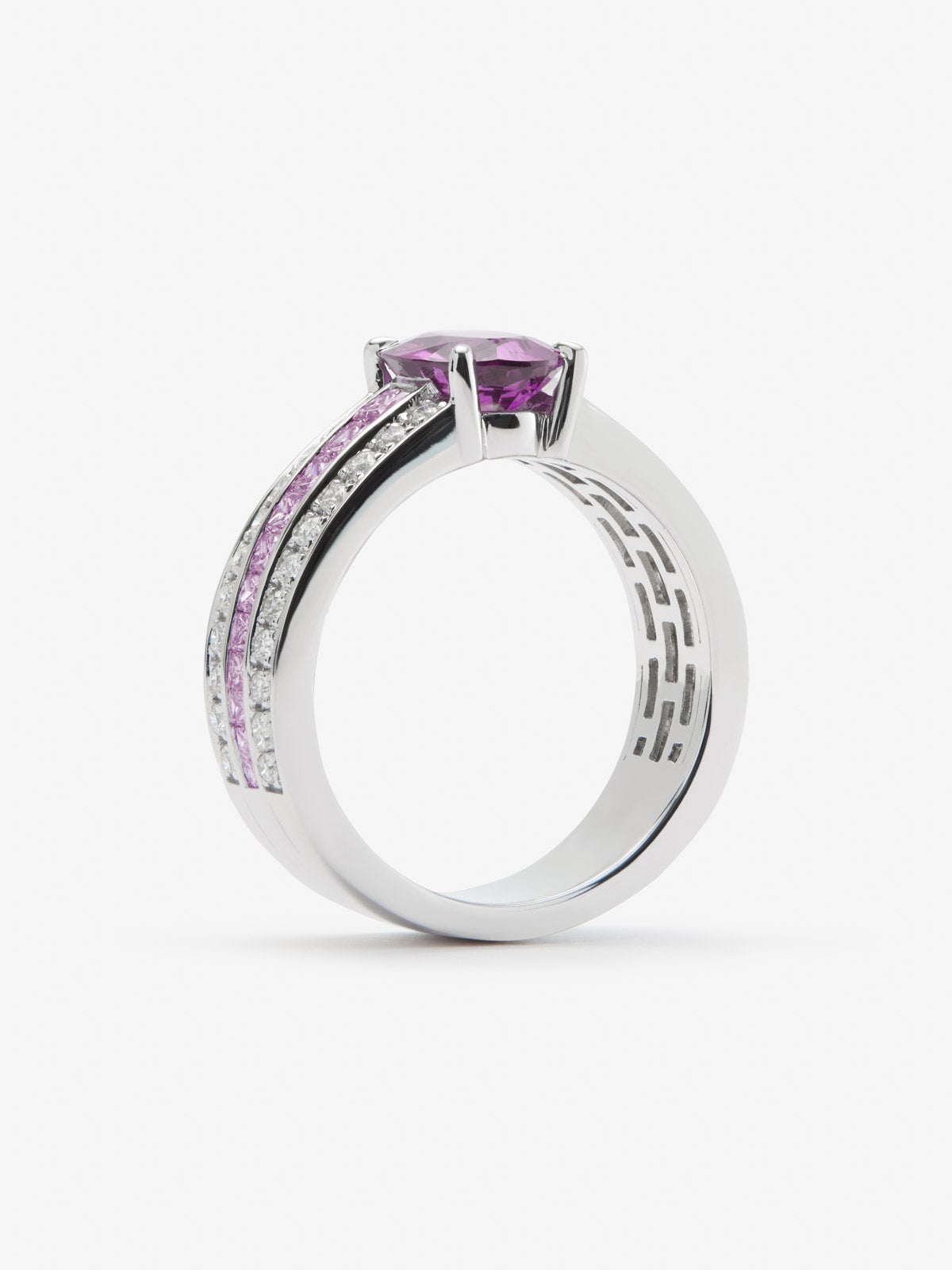 Anillo de oro blanco de 18K con zafiro rosa en talla oval de 1,7 cts, 12 zafiros rosas en talla princesa con un total de 2 cts y diamantes en talla brillante con un total de 0,3 cts