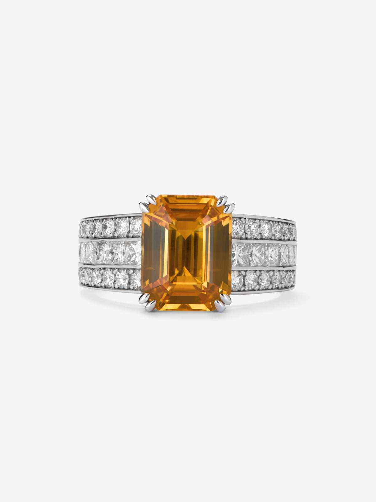 Anillo de oro blanco con zafiro amarillo central y brazo de diamantes