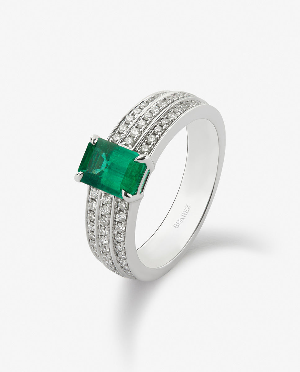 Anillo de oro blanco de 18K con esmeralda en talla octogonal de 0,96 cts y 68 diamantes en talla brillante con un total de 0,38 cts