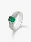 Anillo de oro blanco de 18K con esmeralda en talla octogonal de 0,96 cts y 68 diamantes en talla brillante con un total de 0,38 cts