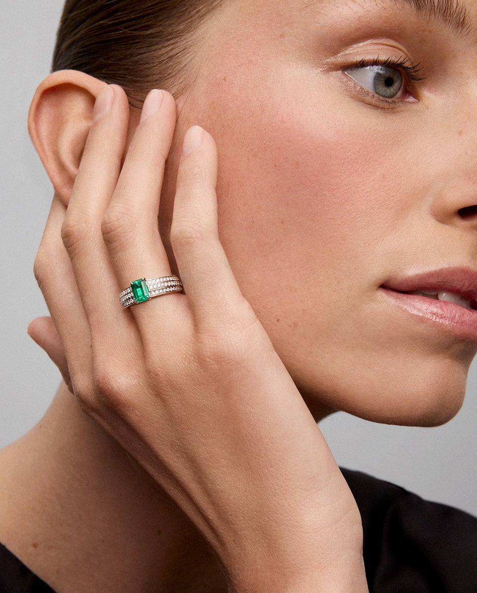 Anillo de oro blanco de 18K con esmeralda en talla octogonal de 1,114 cts y 68 diamantes en talla brillante con un total de 0,37 cts