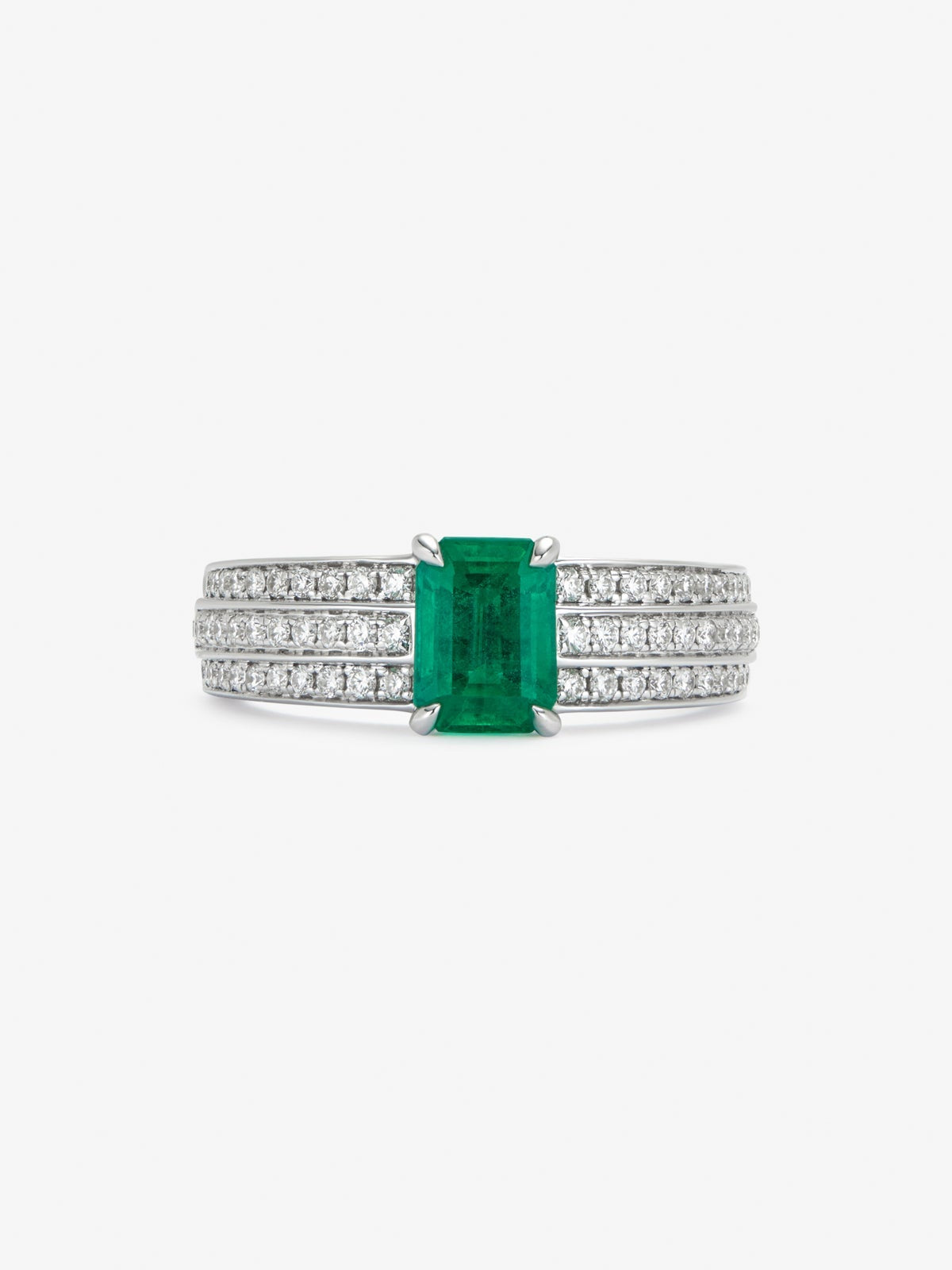 Anillo de oro blanco de 18K con esmeralda en talla octogonal de 1,114 cts y 68 diamantes en talla brillante con un total de 0,37 cts