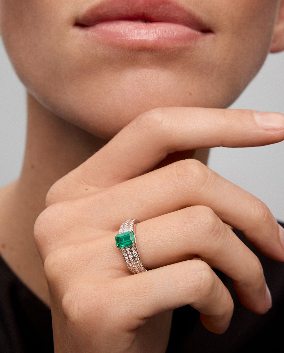 Anillo de oro blanco de 18K con esmeralda en talla octogonal de 1,114 cts y 68 diamantes en talla brillante con un total de 0,37 cts