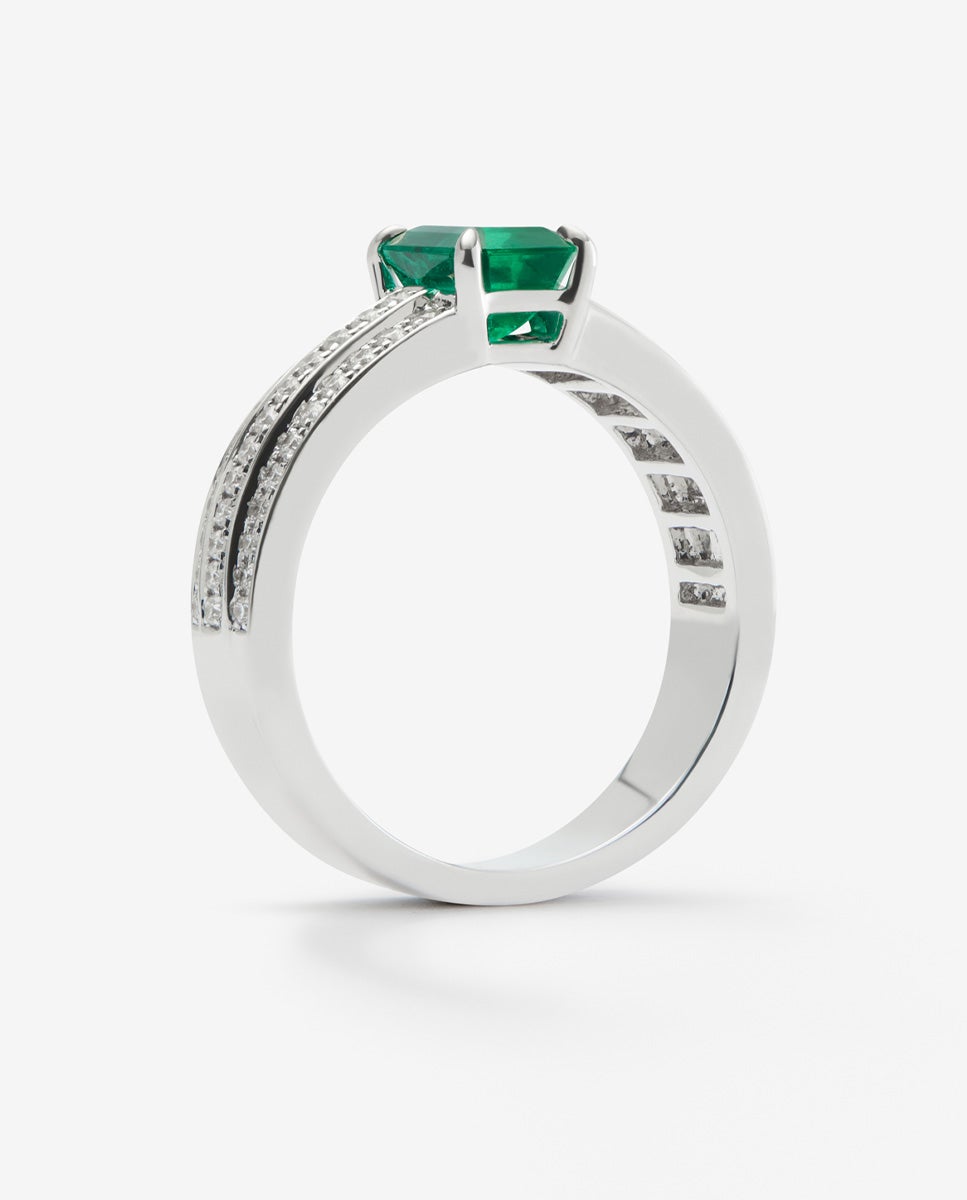 Anillo de oro blanco de 18K con esmeralda en talla octogonal de 1,114 cts y 68 diamantes en talla brillante con un total de 0,37 cts