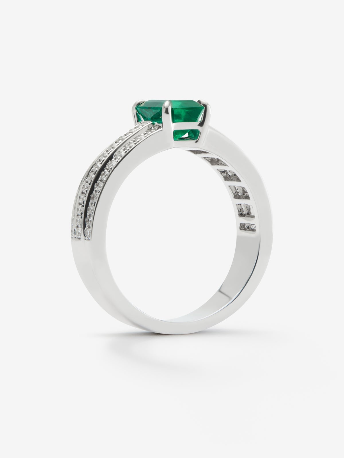 Anillo de oro blanco de 18K con esmeralda en talla octogonal de 1,114 cts y 68 diamantes en talla brillante con un total de 0,37 cts