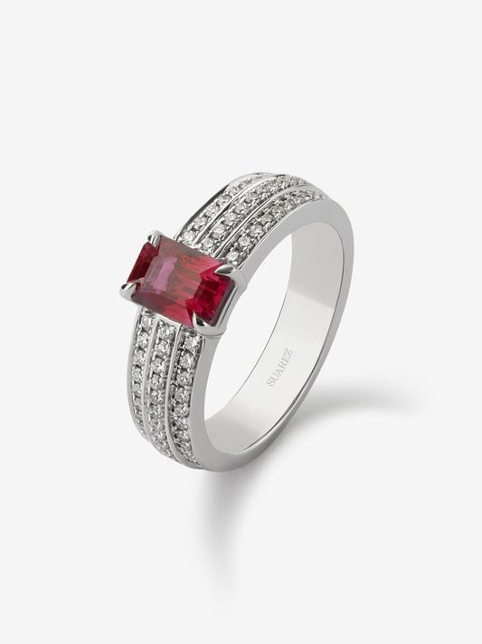 Anillo de oro blanco de 18K con rubí pigeon blood en talla octogonal de 1,264 cts y 68 diamantes en talla brillante con un total de 0,37 cts