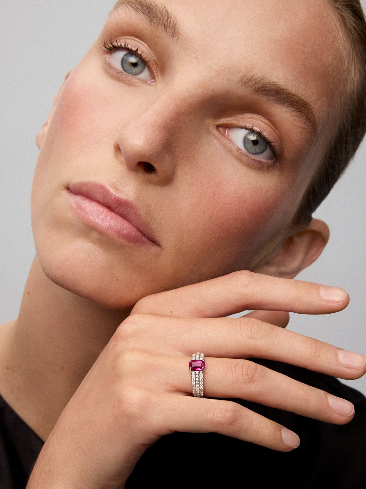 Anillo de oro blanco de 18K con rubí pigeon blood en talla octogonal de 1,169 cts y 68 diamantes en talla brillante con un total de 0,37 cts