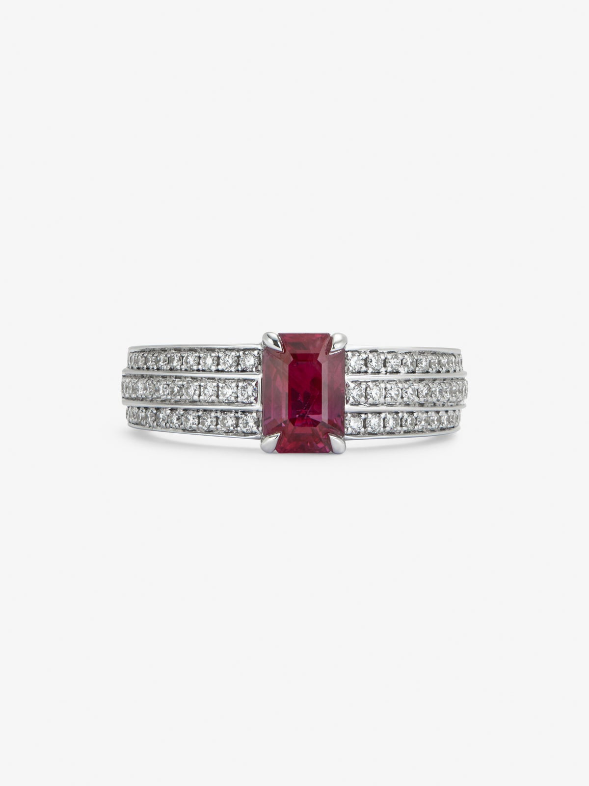 Anillo de oro blanco de 18K con rubí pigeon blood en talla octogonal de 1,169 cts y 68 diamantes en talla brillante con un total de 0,37 cts