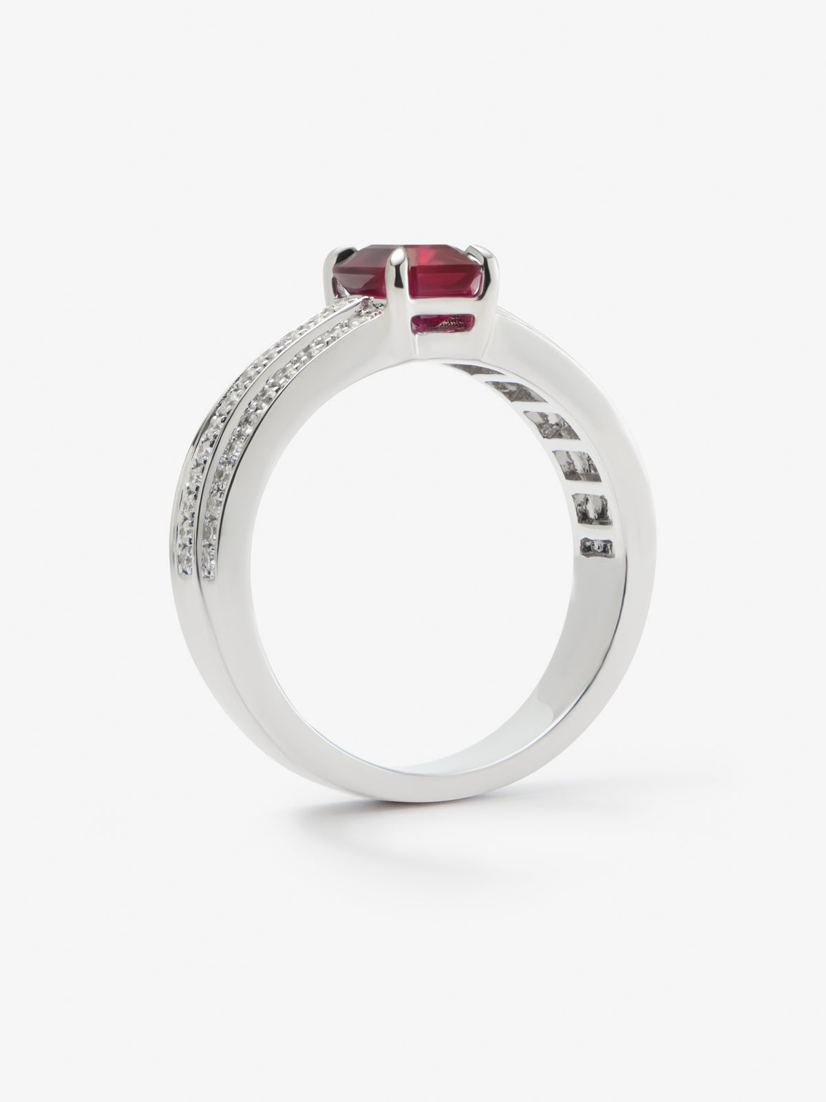 Anillo de oro blanco de 18K con rubí pigeon blood en talla octogonal de 1,169 cts y 68 diamantes en talla brillante con un total de 0,37 cts
