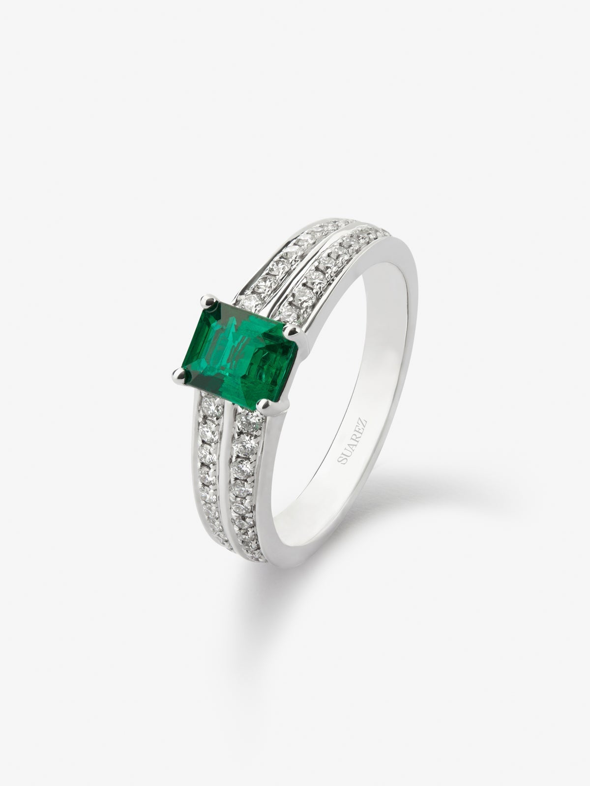 Anillo de oro blanco de 18K con esmeralda en talla octogonal de 0,62 cts y 52 diamantes en talla brillante con un total de 0,18 cts