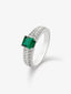 Anillo de oro blanco de 18K con esmeralda en talla octogonal de 0,62 cts y 52 diamantes en talla brillante con un total de 0,18 cts