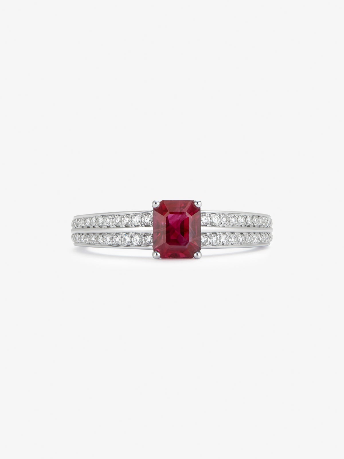 Anillo de oro blanco de 18K con rubí en talla octogonal de 1,006 cts y 52 diamantes en talla brillante con un total de 0,19 cts
