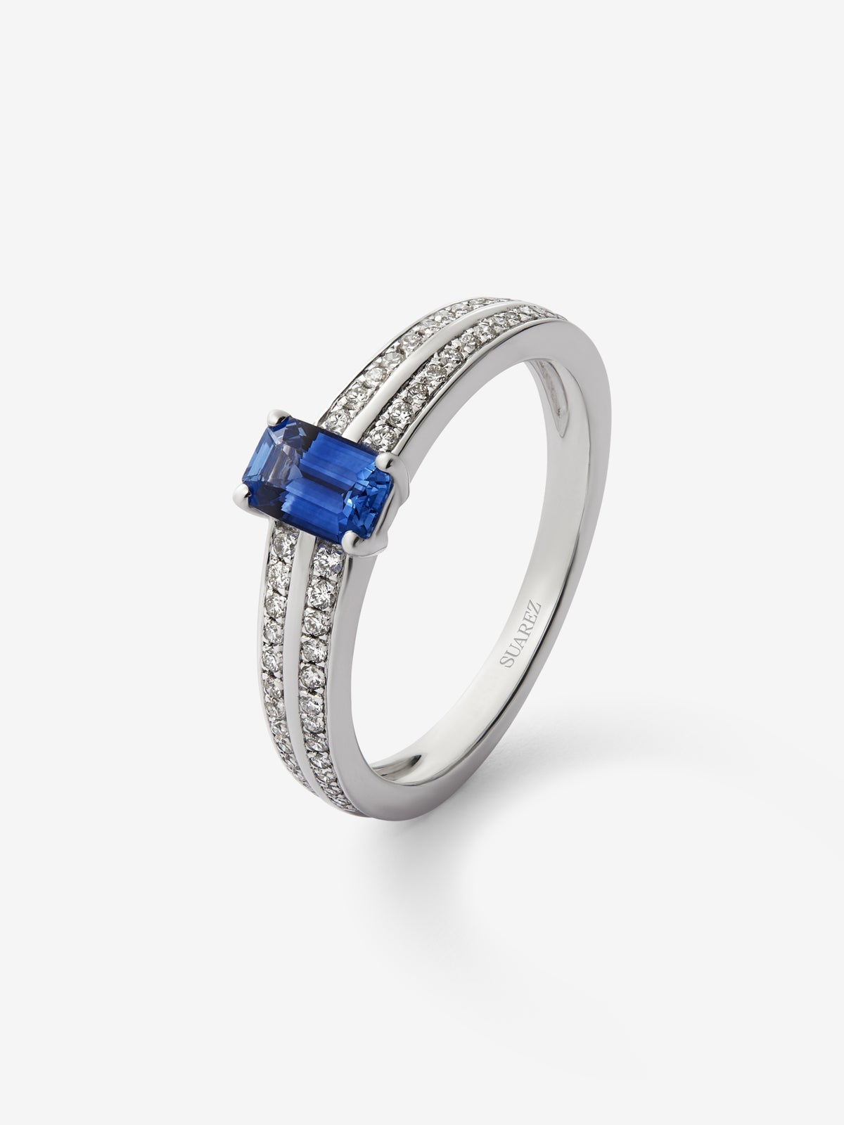 Anillo de oro blanco de 18K con zafiro azul royal en talla octogonal de 0,923 cts y 52 diamantes en talla brillante con un total de 0,19 cts