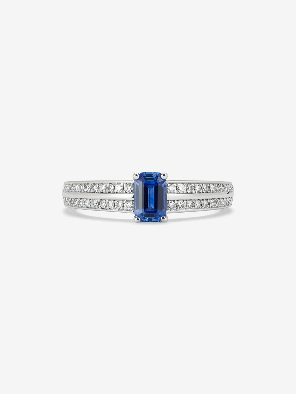 Anillo de oro blanco de 18K con zafiro azul en talla octogonal de 0,608 cts y 52 diamantes en talla brillante con un total de 0,2 cts
