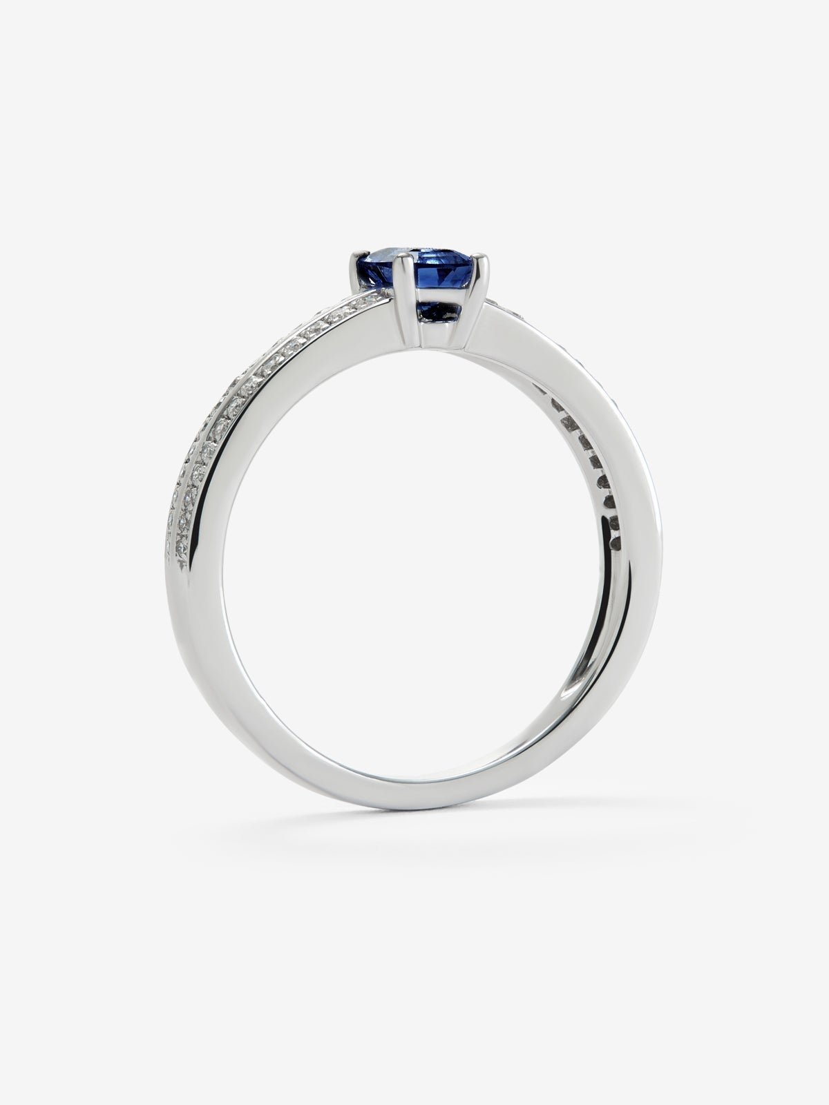 Anillo de oro blanco de 18K con zafiro azul en talla octogonal de 0,608 cts y 52 diamantes en talla brillante con un total de 0,2 cts
