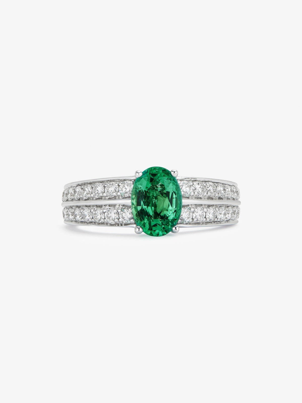 Anillo de oro blanco de 18K con esmeralda en talla oval de 1,188 cts y 32 diamantes en talla brillante con un total de 0,62 cts