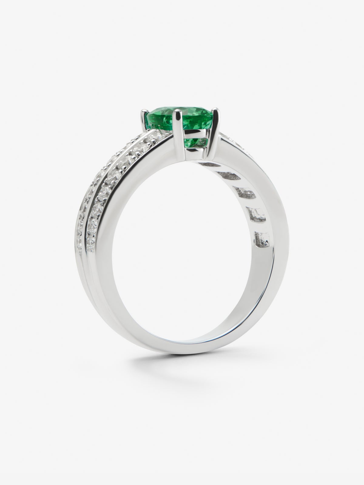 Anillo de oro blanco de 18K con esmeralda en talla oval de 1,188 cts y 32 diamantes en talla brillante con un total de 0,62 cts