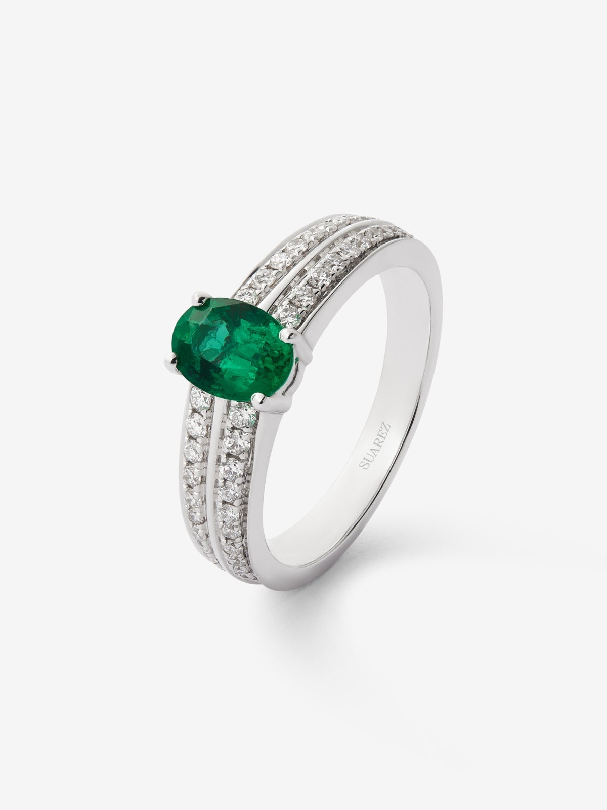 Anillo de oro blanco de 18K con esmeralda en talla oval de 0,52 cts y 32 diamantes en talla brillante con un total de 0,26 cts