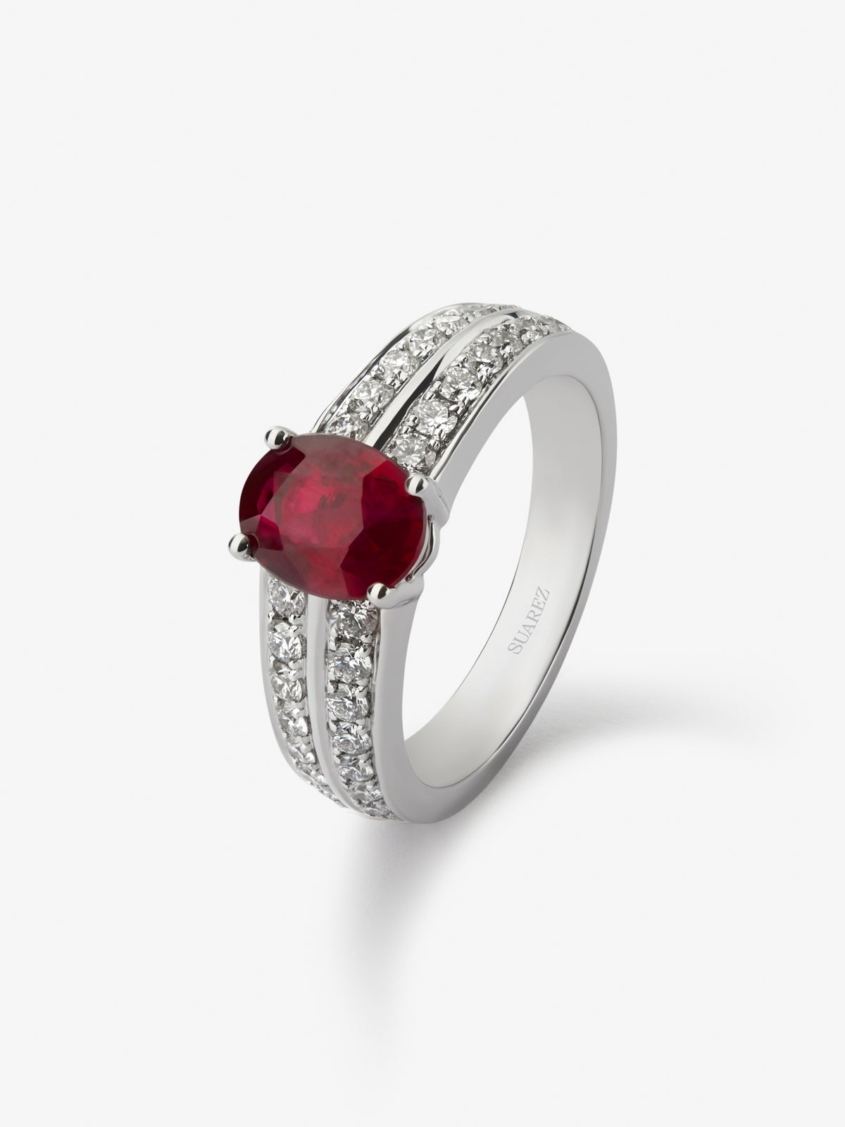 Anillo de oro blanco de 18K con rubí pigeon blood en talla oval de 1,616 cts y 40 diamantes en talla brillante con un total de 0,3 cts