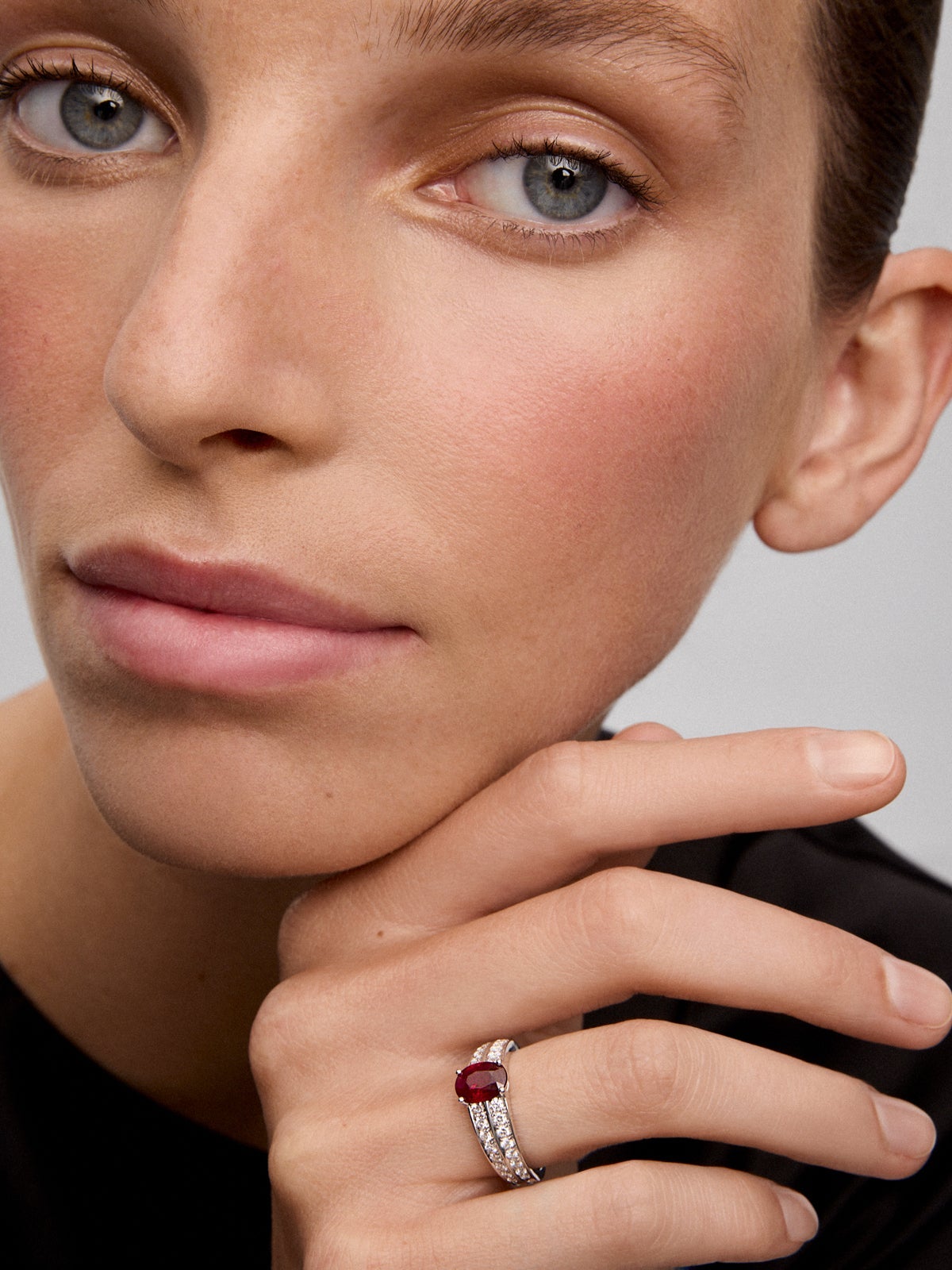 Anillo de oro blanco de 18K con rubí pigeon blood en talla oval de 1,489 cts y 32 diamantes en talla brillante con un total de 0,57 cts