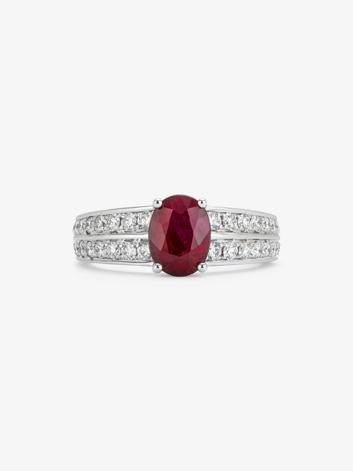 Anillo de oro blanco de 18K con rubí pigeon blood en talla oval de 1,489 cts y 32 diamantes en talla brillante con un total de 0,57 cts