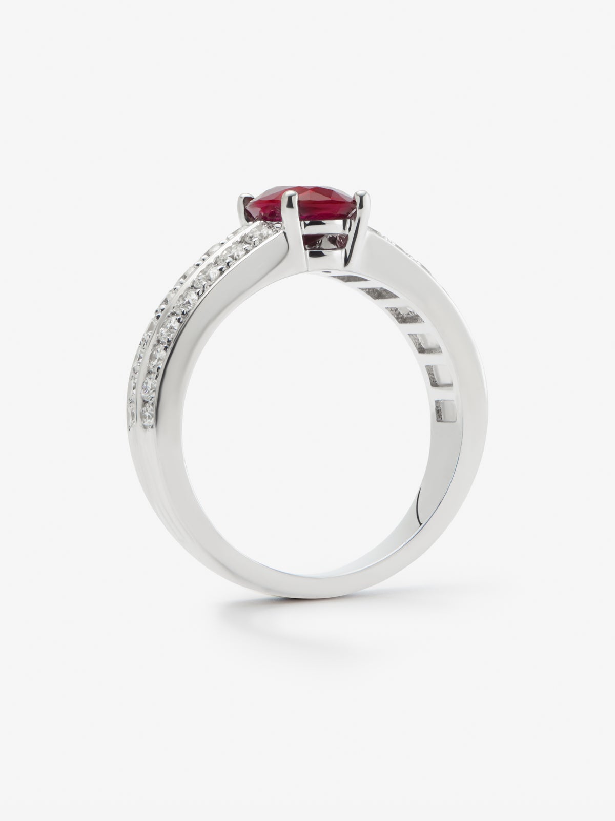 Anillo de oro blanco de 18K con rubí pigeon blood en talla oval de 1,489 cts y 32 diamantes en talla brillante con un total de 0,57 cts