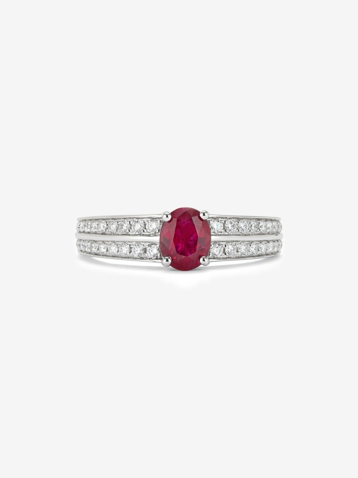 Anillo de oro blanco de 18K con rubí en talla oval de 0,82 cts y 40 diamantes en talla brillante con un total de 0,29 cts