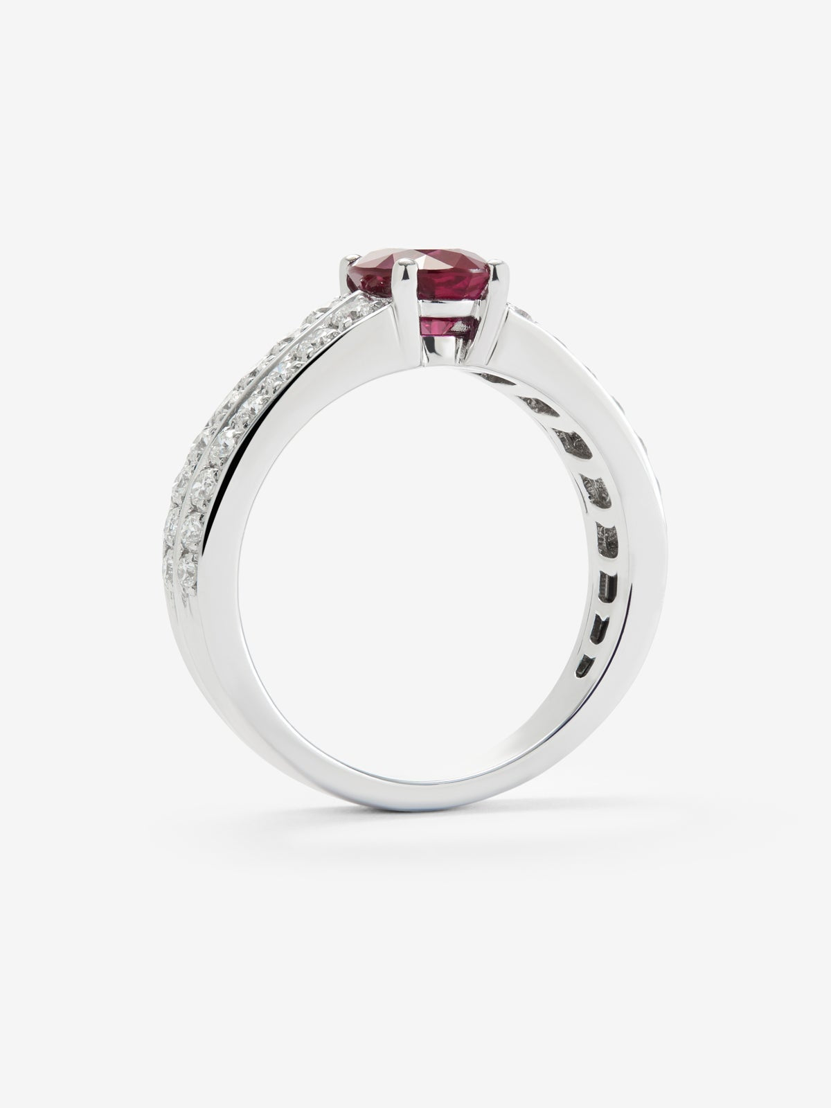Anillo de oro blanco de 18K con rubí en talla oval de 1,486 cts y 32 diamantes en talla brillante con un total de 0,61 cts