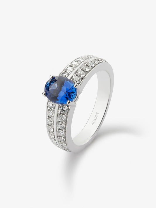 Anillo de oro blanco de 18K con zafiro azul cornflower en talla oval de 1,153 cts y 40 diamantes en talla brillante con un total de 0,31 cts