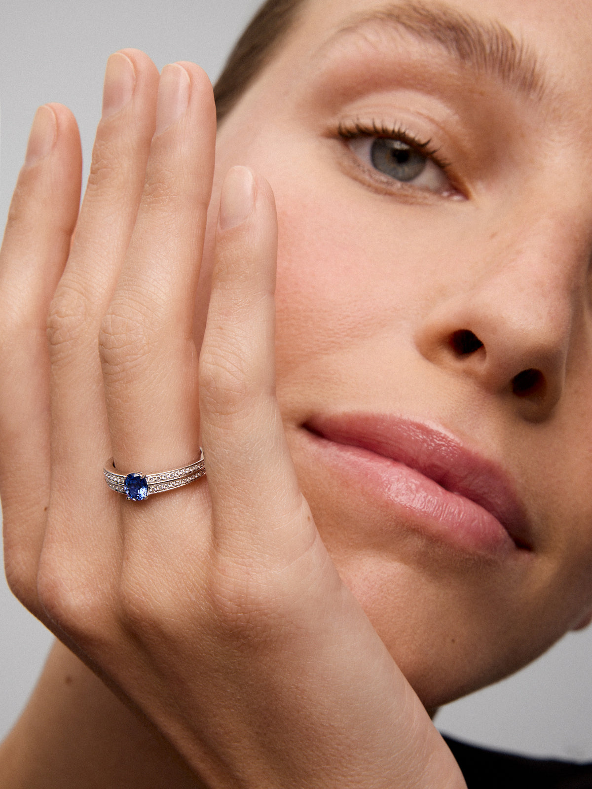 18K white gold ring with oval-cut cornflower blue sapphire of 1.153 cts and 40 brilliant-cut diamonds with a total of 0.31 cts