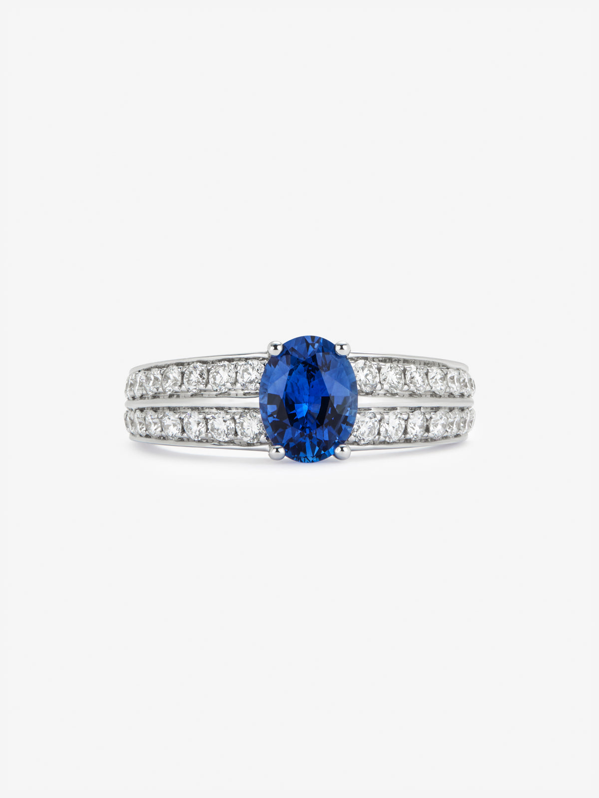 18K white gold ring with oval-cut cornflower blue sapphire of 1.153 cts and 40 brilliant-cut diamonds with a total of 0.31 cts