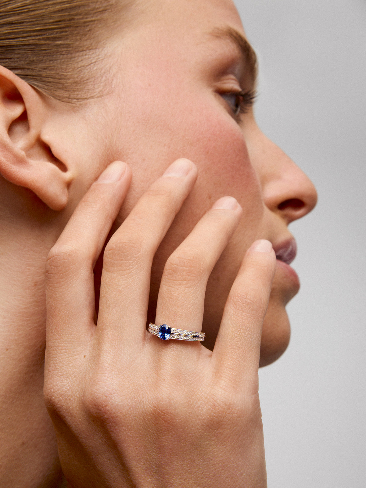 18K white gold ring with oval-cut cornflower blue sapphire of 1.153 cts and 40 brilliant-cut diamonds with a total of 0.31 cts