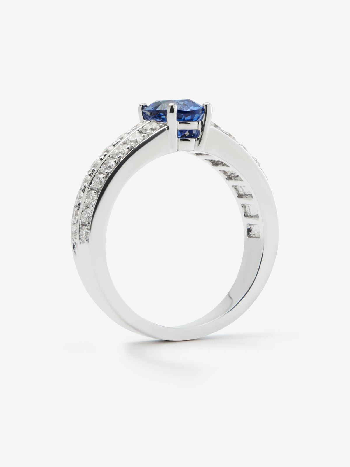 18K white gold ring with oval-cut cornflower blue sapphire of 1.153 cts and 40 brilliant-cut diamonds with a total of 0.31 cts