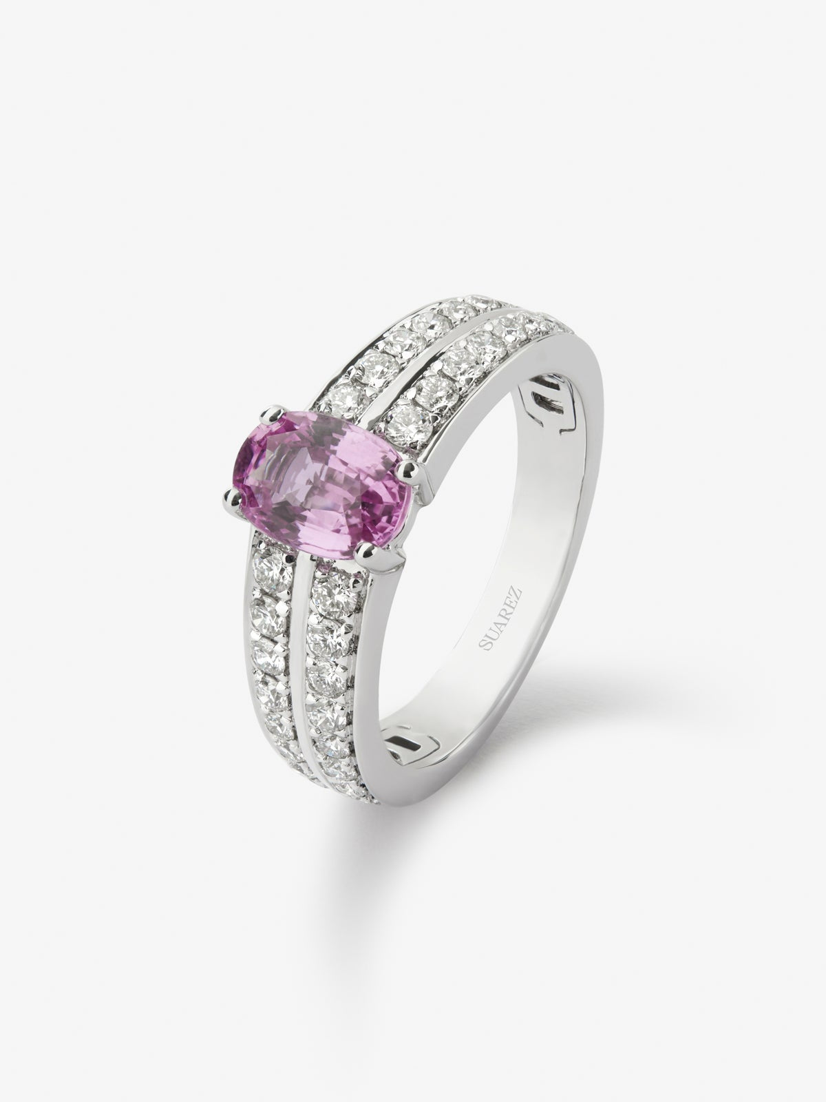 Anillo de oro blanco de 18K con zafiro rosa vivid en talla oval de 1,39 cts y 32 diamantes en talla brillante con un total de 0,61 cts