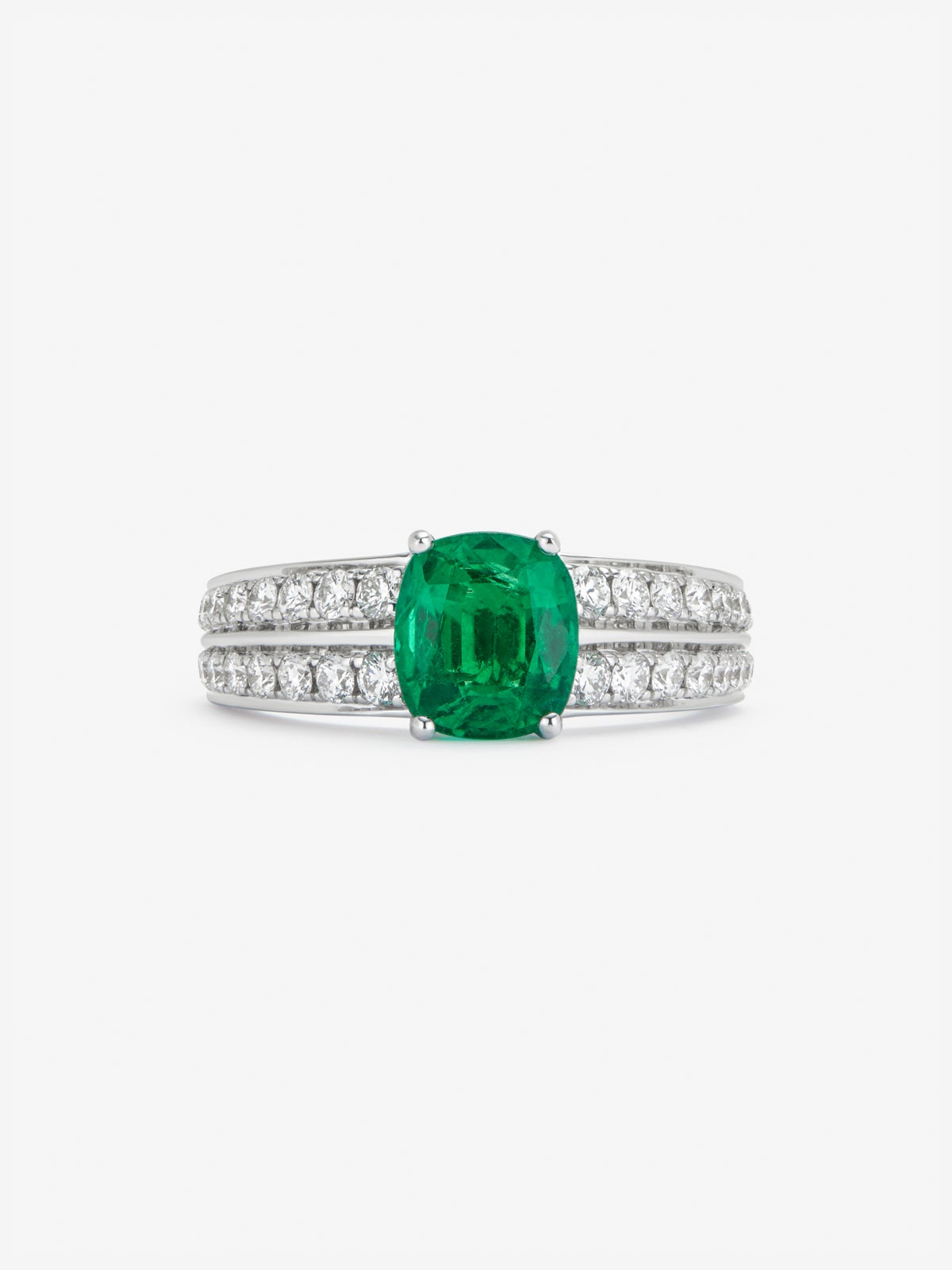 Anillo de oro blanco de 18K con esmeralda en talla cushion de 1,563 cts y 36 diamantes en talla brillante con un total de 0,64 cts