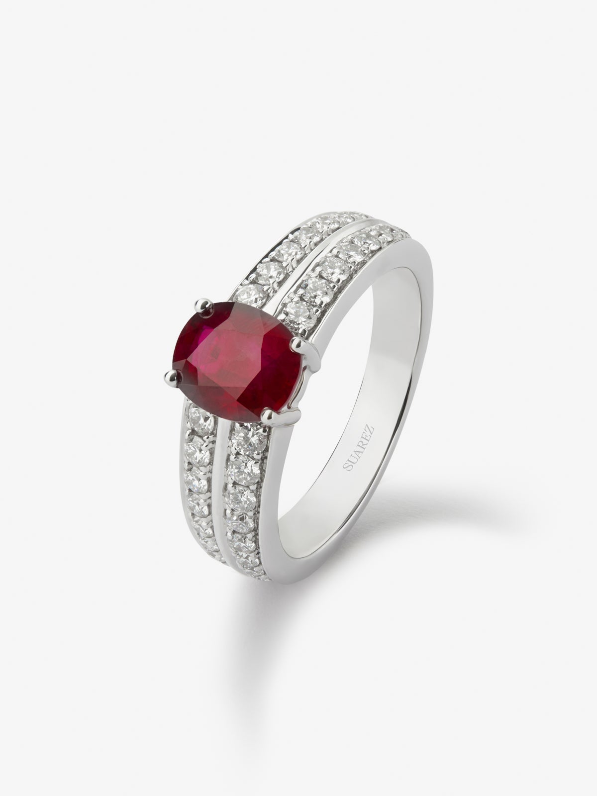 Anillo de oro blanco de 18K con rubí pigeon blood en talla cushion de 1,062 cts y 40 diamantes en talla brillante con un total de 0,29 cts
