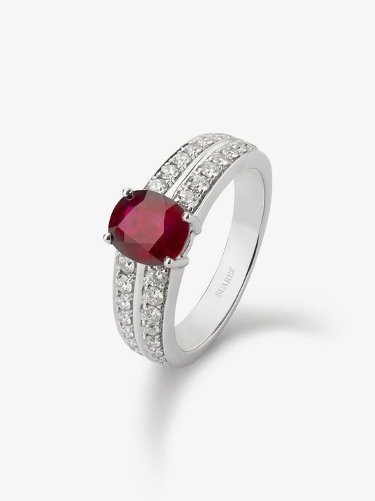 Anillo de oro blanco de 18K con rubí pigeon blood en talla cushion de 1,062 cts y 40 diamantes en talla brillante con un total de 0,29 cts