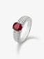 Anillo de oro blanco de 18K con rubí pigeon blood en talla cushion de 1,062 cts y 40 diamantes en talla brillante con un total de 0,29 cts