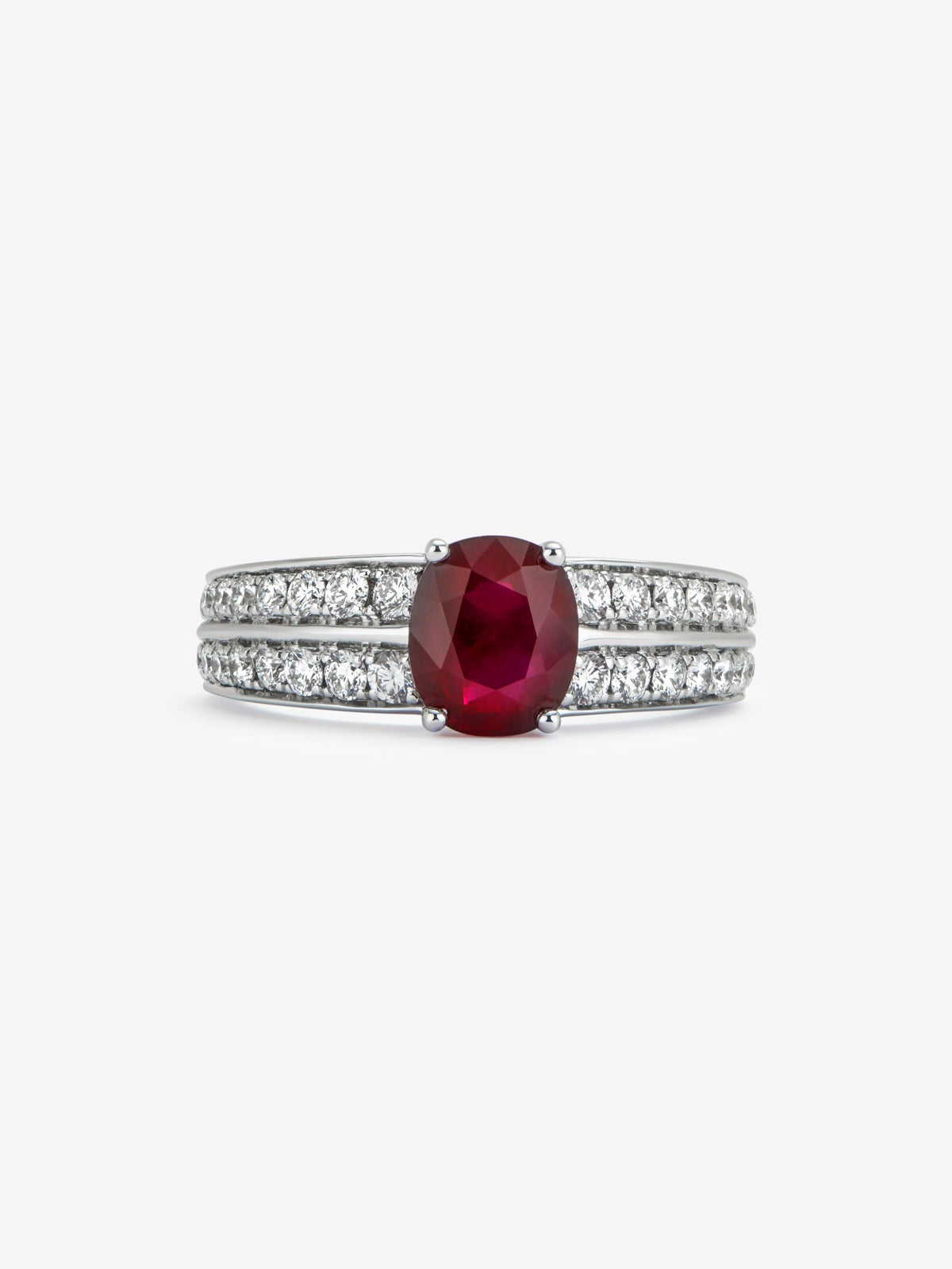 Anillo de oro blanco de 18K con rubí pigeon blood en talla cushion de 1,73 cts y 32 diamantes en talla brillante con un total de 0,52 cts