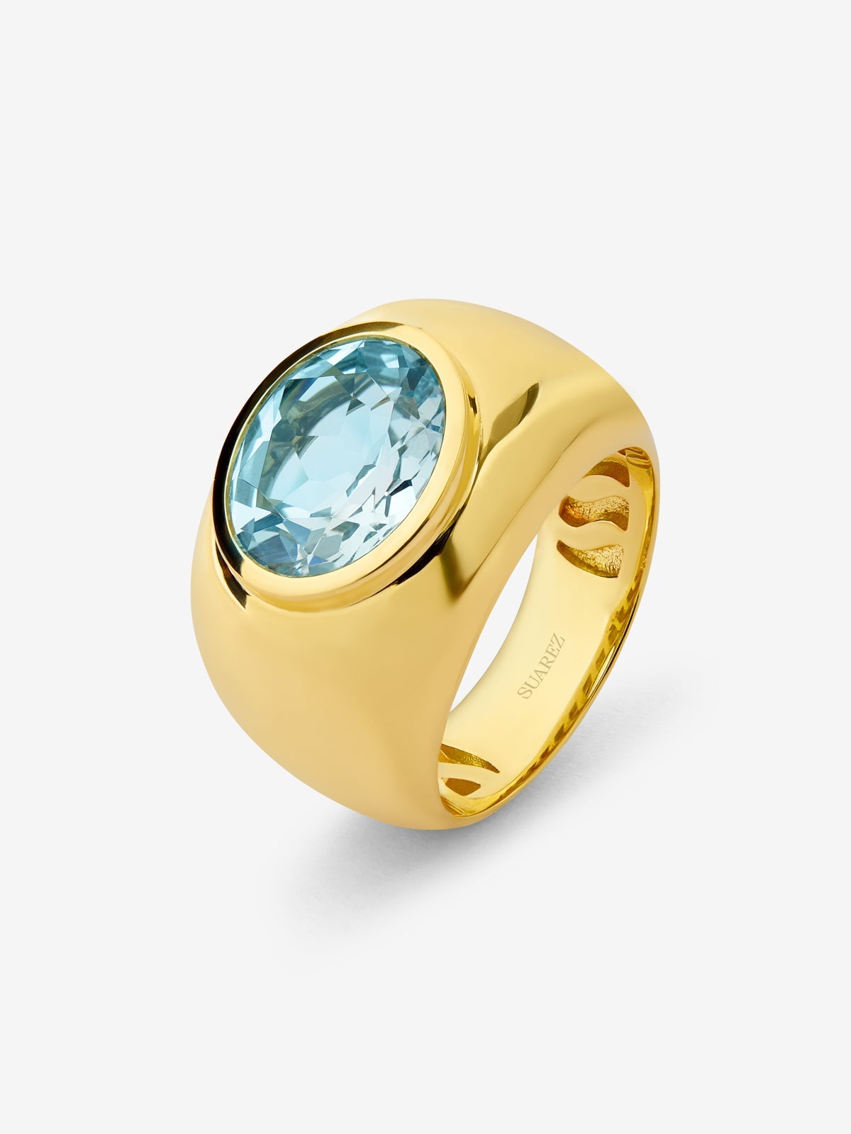 Anillo de oro amarillo de 18K con topacio azul sky en talla oval