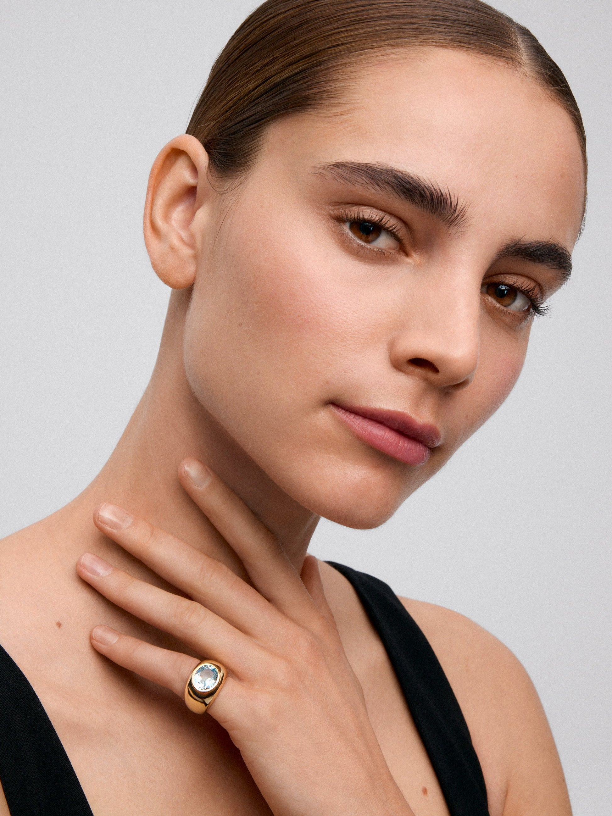 Anillo de oro amarillo de 18K con topacio azul sky en talla oval