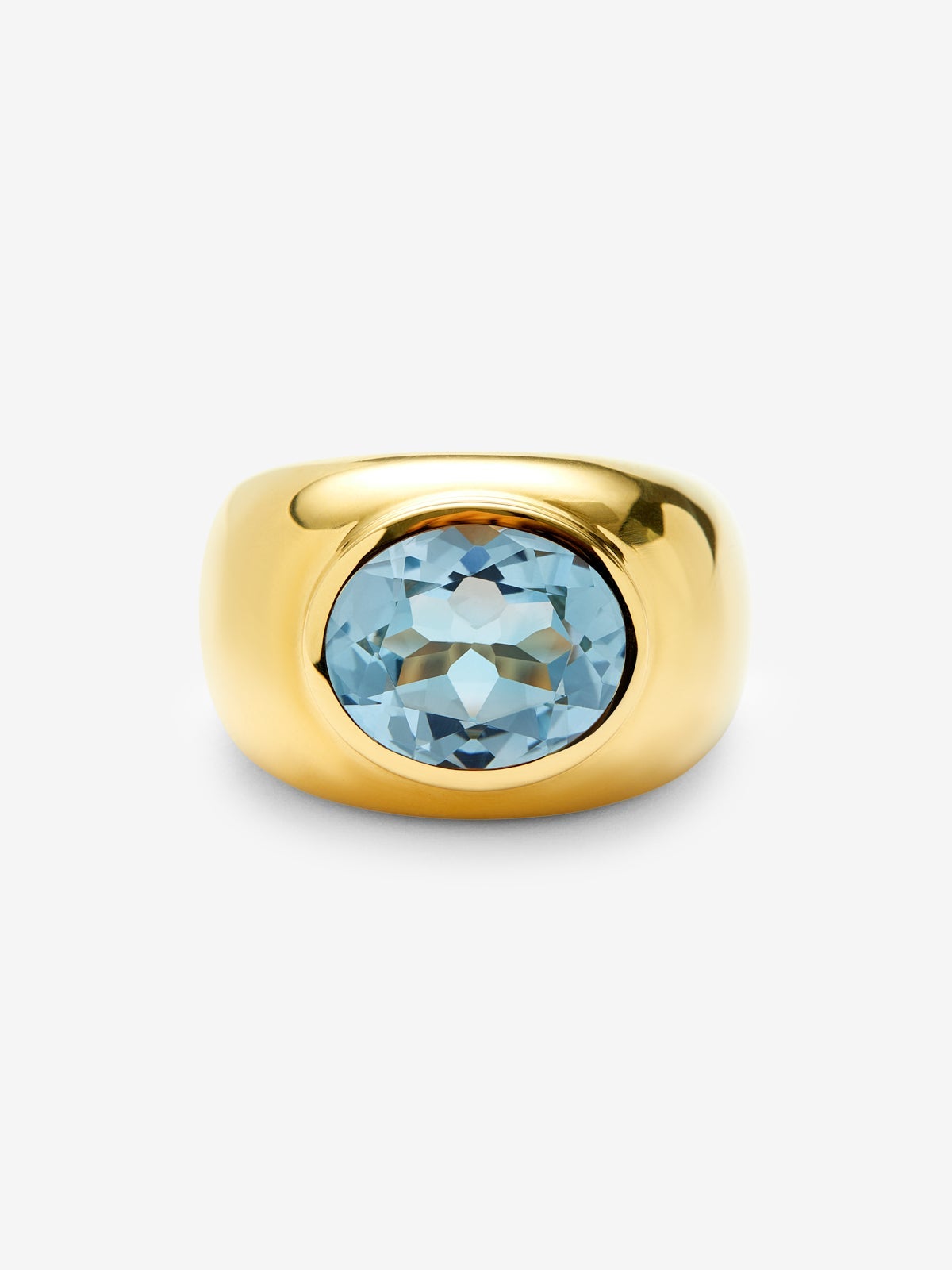 Anillo de oro amarillo de 18K con topacio azul sky en talla oval