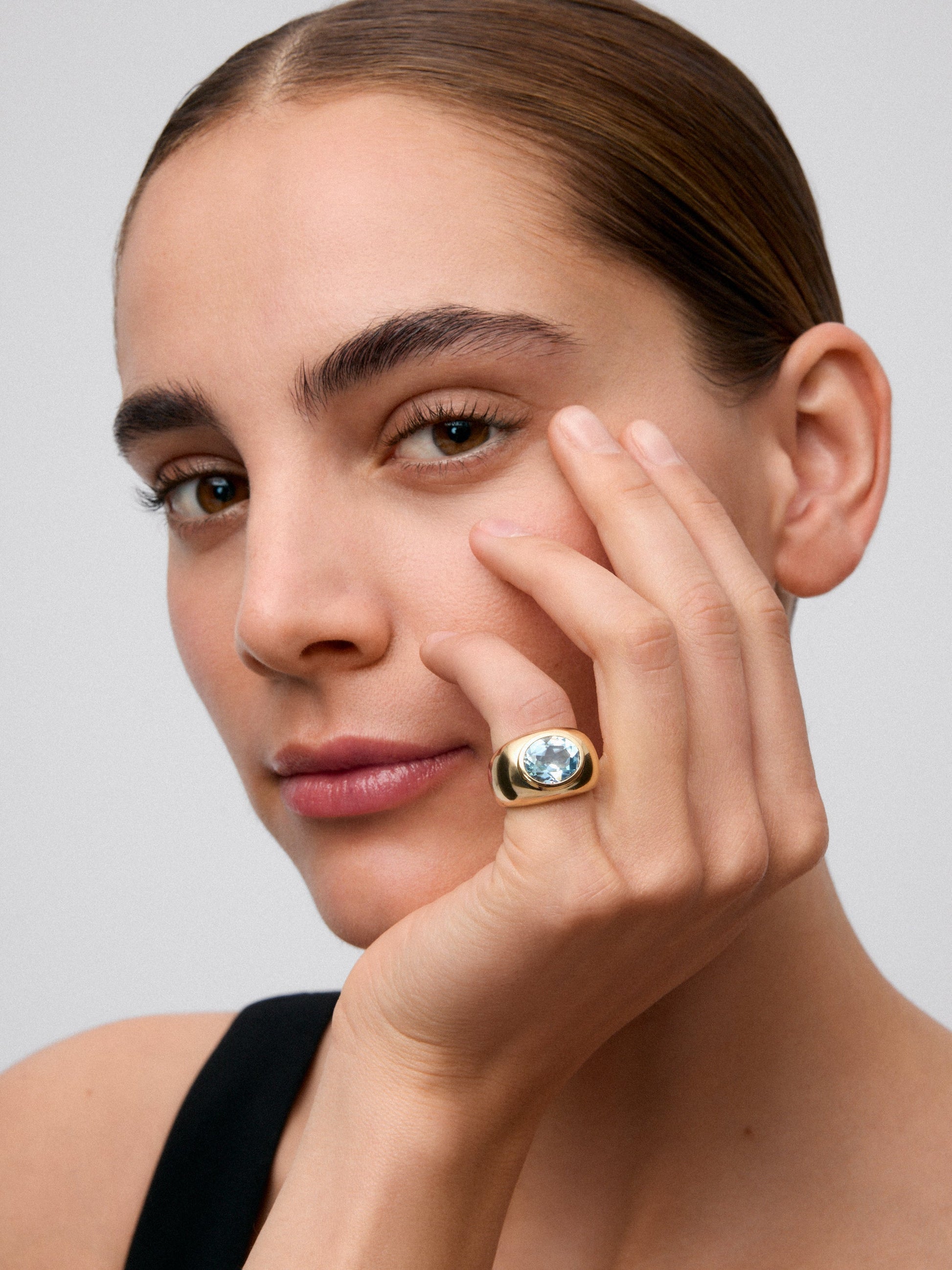 Anillo de oro amarillo de 18K con topacio azul sky en talla oval