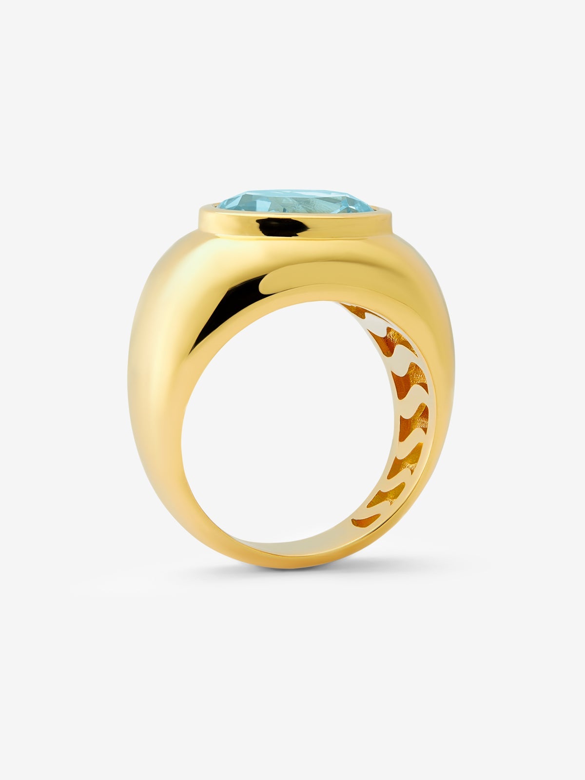 Anillo de oro amarillo de 18K con topacio azul sky en talla oval