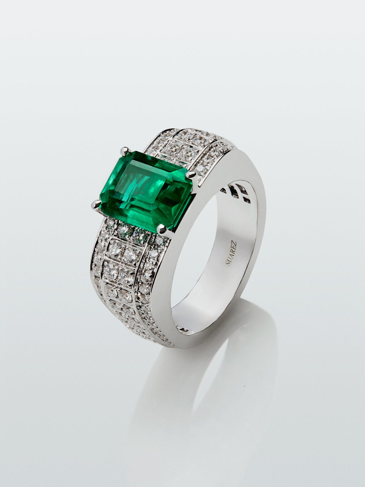 Anillo de oro blanco de 18K con esmeralda en talla octogonal de 2,73 cts y 124 diamantes en talla brillante con un total de 0,861 cts