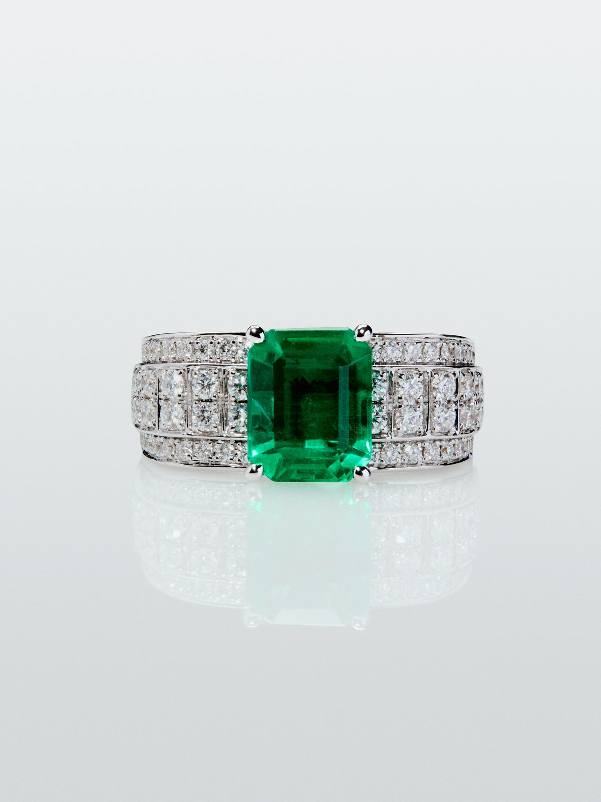 Anillo de oro blanco de 18K con esmeralda en talla octogonal de 2,73 cts y 124 diamantes en talla brillante con un total de 0,861 cts
