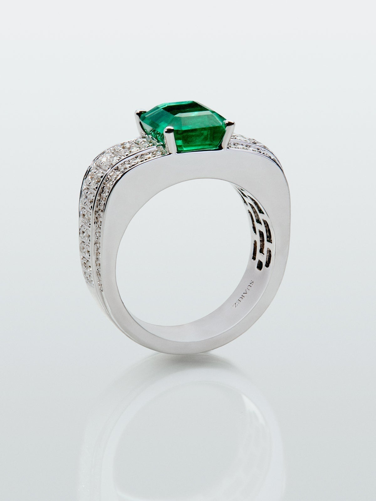 Anillo de oro blanco de 18K con esmeralda en talla octogonal de 2,73 cts y 124 diamantes en talla brillante con un total de 0,861 cts