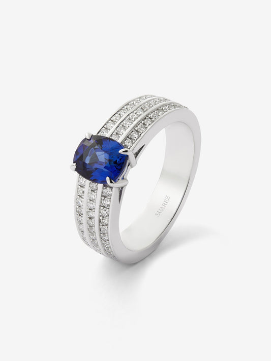 Anillo de oro blanco de 18K con zafiro azul royal en talla cushion de 1,625 cts y 68 diamantes en talla brillante con un total de 0,36 cts